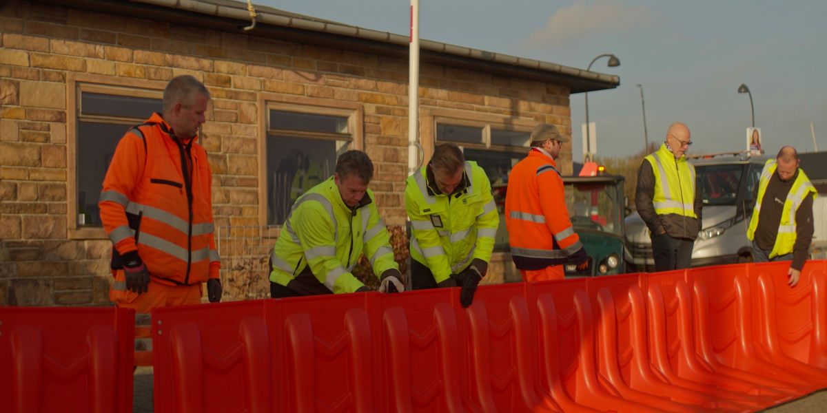 Connecting together the EasyWall temporary water diversion barriers