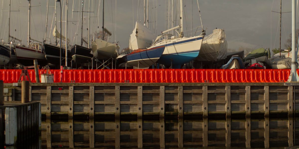 Sideview of the EasyWall water barriers for flooding